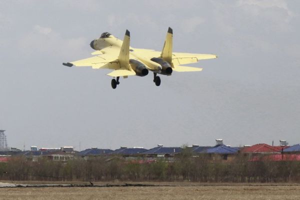 資料圖：國(guó)產(chǎn)殲-15艦載戰(zhàn)機(jī)。
