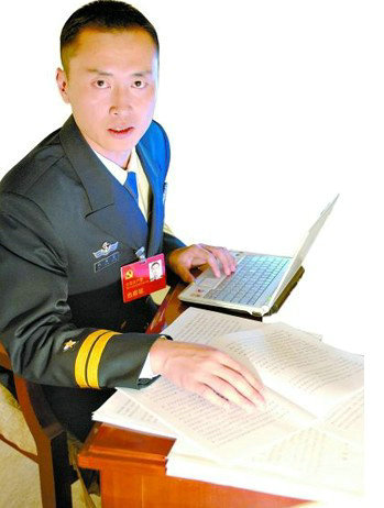 資料圖：中國首批艦載機(jī)飛行員戴明盟。