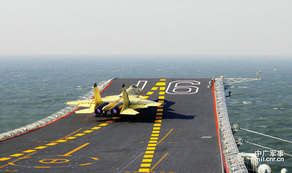 資料圖：殲-15從遼寧艦起飛升空。