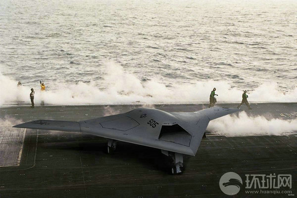 資料圖：X-47B無人機(jī)在林肯號(hào)航母上進(jìn)行系統(tǒng)連接測(cè)試。