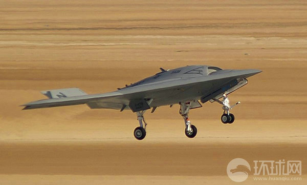 資料圖：X-47B無(wú)人機(jī)進(jìn)行飛行測(cè)試。