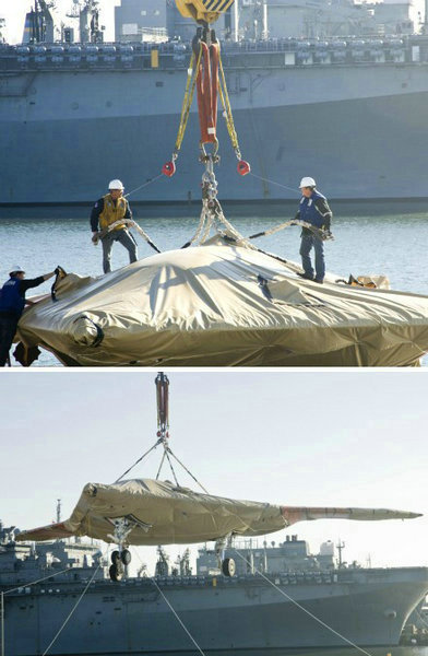 資料圖：美國(guó)海軍人員將一架X-47B無(wú)人空戰(zhàn)系統(tǒng)驗(yàn)證機(jī)運(yùn)送到杜魯門(mén)號(hào)航母上。