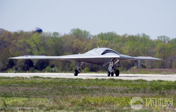 資料圖：X-47B無人機(jī)進(jìn)行飛行測試。