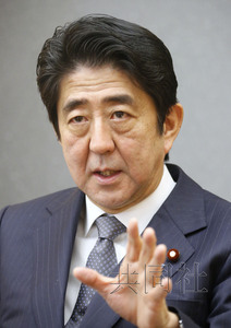 日本首相安倍晉三24日在官邸接受共同社采訪。