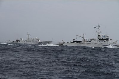 日本媒體公布的中國“海監(jiān)66”船急速追擊日本漁船照片，期間日本“水城”號海保巡邏船對中國船只的追擊進行干擾。