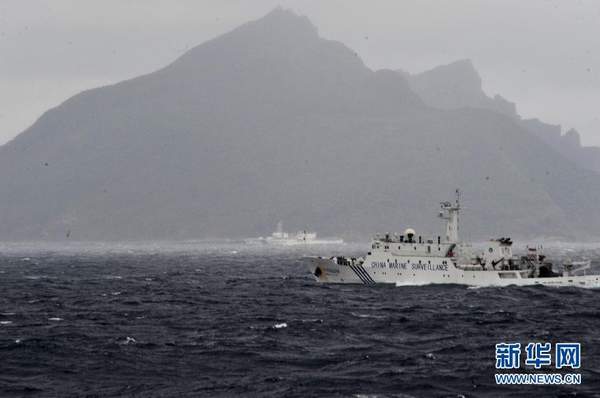 中國海監(jiān)隊(duì)員在137船拍攝釣魚島。