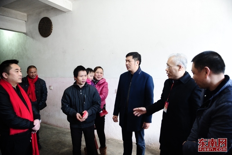 福建省文化廳副廳長林守欽（右三）一行慰問計生困難戶.jpg