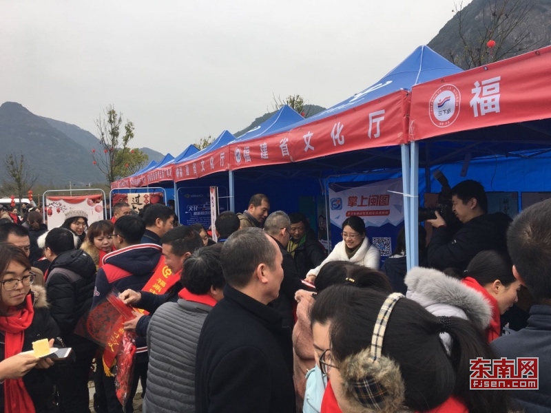 福建省文化廳為赤溪村群眾喜迎新春，舉行贈送剪紙窗花、教授戲劇臉譜繪畫、體驗(yàn)版畫制作等文藝活動.jpg