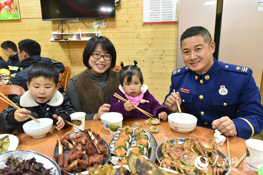 賴建華的妻兒是春運(yùn)的逆行者，今年過年來到大隊(duì)和他一起過年。 余杉芳攝