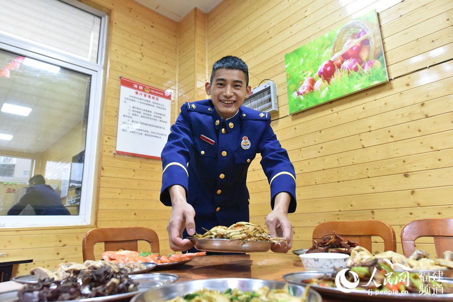 年夜飯不乏螃蟹這樣的海鮮。 余杉芳攝