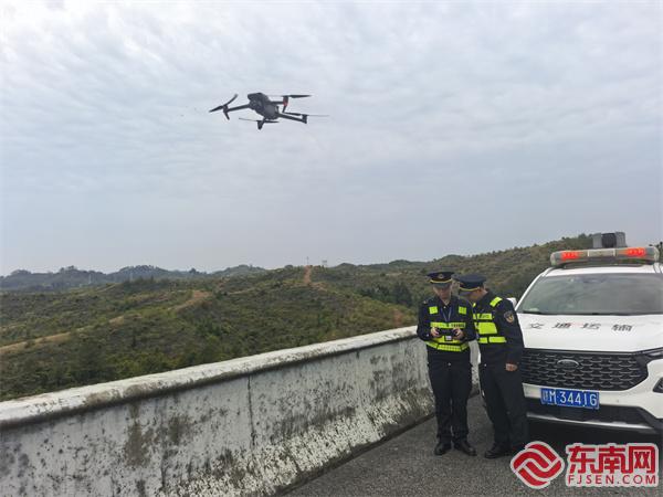 閩贛兩省執(zhí)法員使用無人機(jī)開展巡查.jpg