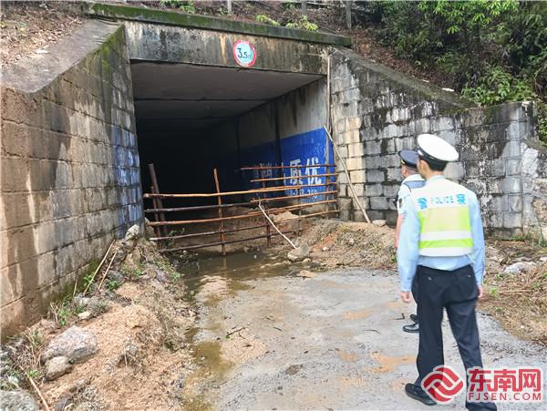 執(zhí)法員發(fā)現(xiàn)涵洞圈養(yǎng)牲畜.jpg
