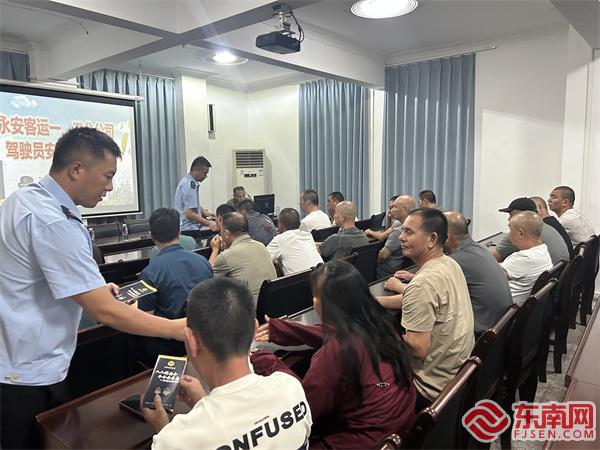 執(zhí)法人員向企業(yè)人員發(fā)放宣傳材料.jpg