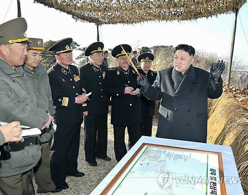 朝軍25日在東海元山一帶進(jìn)行了大規(guī)模國(guó)家級(jí)聯(lián)合軍演，金正恩親自參觀(guān)了此次軍演。(韓聯(lián)社)