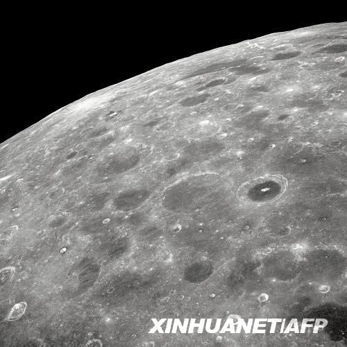 11月13日，美國(guó)航天局宣布，該局科學(xué)家對(duì)月球坑觀測(cè)和傳感衛(wèi)星獲得的撞月數(shù)據(jù)進(jìn)行初步分析后確認(rèn)，月球存在水。這是美國(guó)航天局提供的從“阿波羅8號(hào)”飛船上拍攝的月球表面的照片。新華社/法新