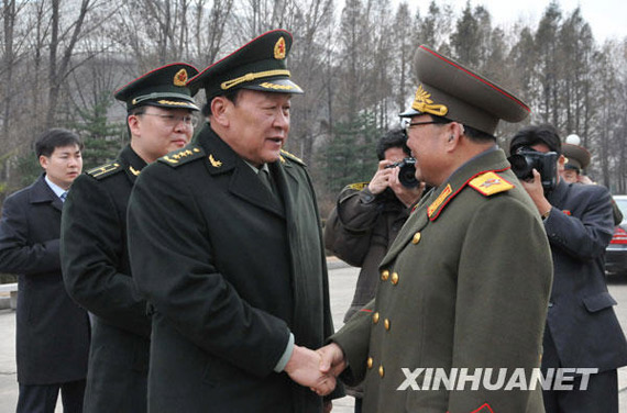 11月22日，朝鮮人民武力部部長金永春次帥（右）在平壤祖國解放戰(zhàn)爭勝利紀(jì)念塔廣場歡迎到訪的中國國務(wù)委員兼國防部長梁光烈。新華社記者姚西蒙攝