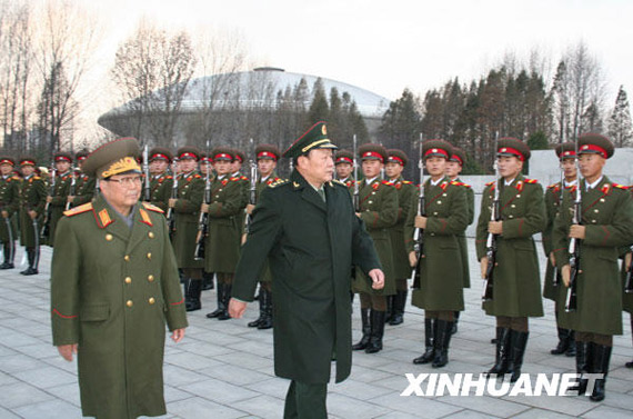 11月22日，中國國務(wù)委員兼國防部長梁光烈（右）在朝鮮人民武力部部長金永春次帥的陪同下，在平壤祖國解放戰(zhàn)爭勝利紀(jì)念塔廣場檢閱朝鮮人民軍儀仗隊(duì)。