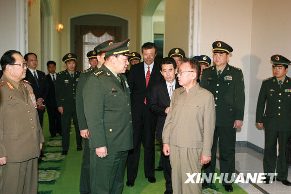 11月25日，朝鮮最高領導人金正日（前右一）在首都平壤會見正在朝鮮訪問的中國國務委員兼國防部長梁光烈上將。