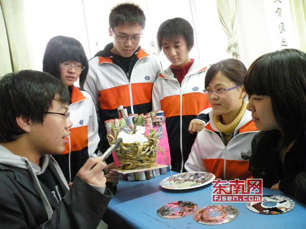 圖為鄭文燦同學(xué)在向同學(xué)們展示講解自己的作品。
