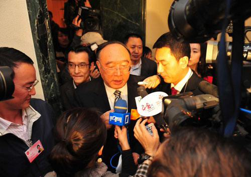 3月4日晚，全國人大代表、重慶市市長黃奇帆接受了中外60余家媒體的集體采訪。圖為記者“圍堵”黃奇帆。人民網(wǎng)記者 于凱攝
