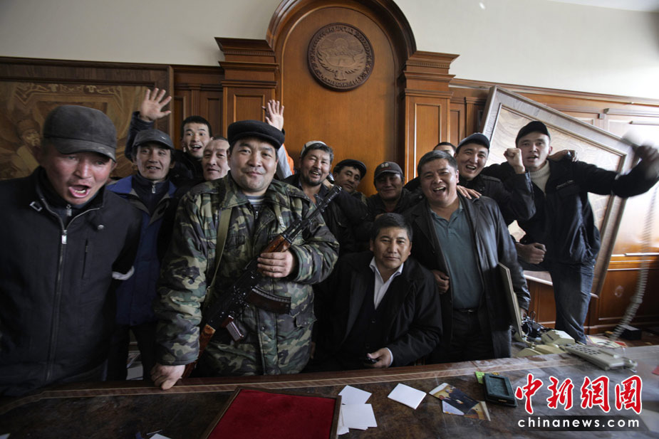 吉爾吉斯斯坦7日發(fā)生大規(guī)模騷亂，反對派示威者占領了議會大樓，8日，總統府也被示威者占領。圖為示威者進入總統巴基耶夫的內閣會議室。