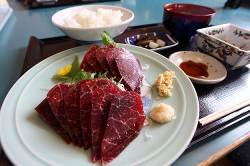 海豚肉做成的刺身。