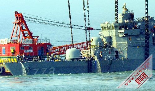 資料圖片：4月24日，在韓國白翎島附近水域，工作人員在打撈“天安”號警戒艦艦首。 新華社/紐西斯通訊社