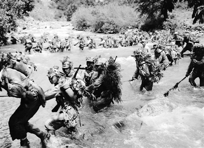 上圖：身披偽裝的中國士兵在前往滇西怒江前線的路上，他們將在那里阻截日軍的進(jìn)犯。