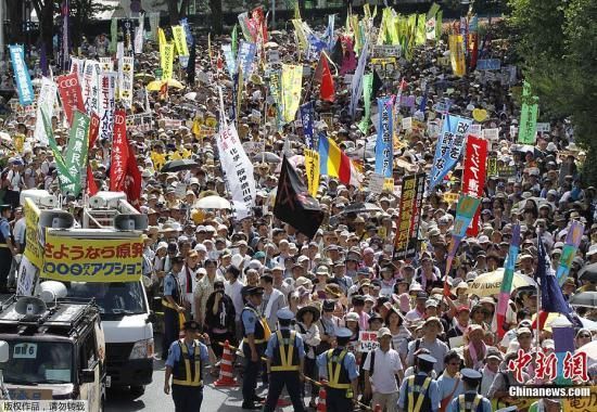 資料圖：當?shù)貢r間7月16日，日本東京爆發(fā)“再見核電站”大集會。據(jù)主辦方透露，約有17萬人參加了此次活動。集會者呼吁關閉日本所有核電站，實現(xiàn)“無核化”。