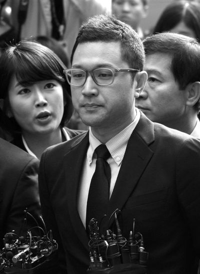 25日，韓國總統(tǒng)李明博長子李時炯（前）前往韓特別檢察官小組所在地接受調(diào)查。新華社發(fā)