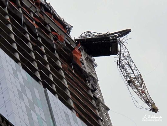 折斷的吊車長臂仍懸在近百米的高空中。人民網記者 任建民 攝