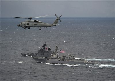 2011年1月10日，美國海軍驅(qū)逐艦與日本海上自衛(wèi)隊“鞍馬”號驅(qū)逐艦在日本長崎縣附近海域舉行聯(lián)合海上演習(xí)。資料圖片
