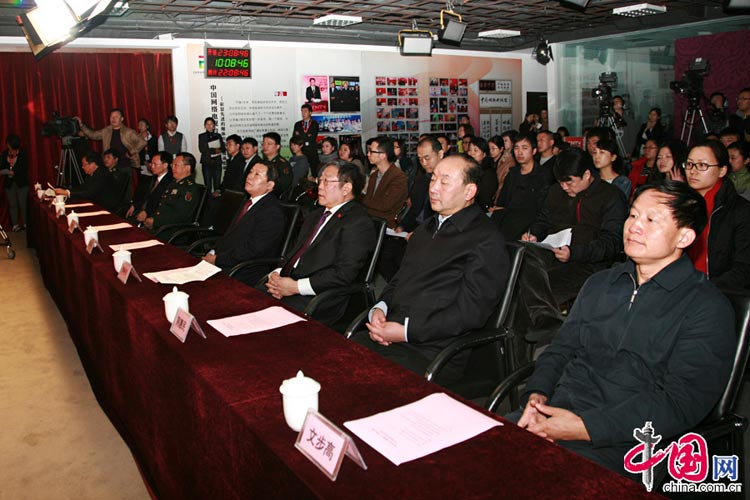 11月6日，由中央宣傳部、國家發(fā)展改革委、解放軍總政治部、北京市委主辦，中國網(wǎng)絡(luò)電視臺承辦的“科學(xué)發(fā)展　成就輝煌”大型圖片展覽網(wǎng)上展館6日起與廣大網(wǎng)友見面。圖為網(wǎng)上展館啟動儀式現(xiàn)場。 中國網(wǎng) 李佳攝影