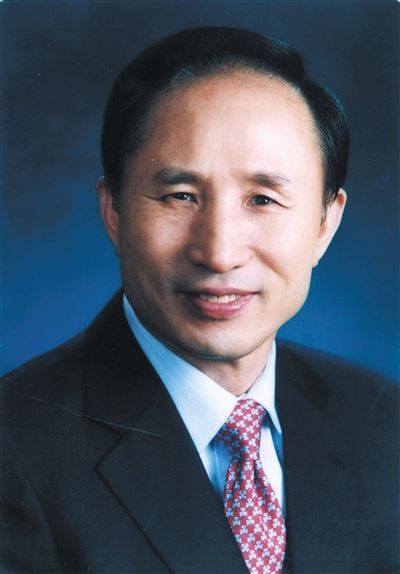 李明博（韓國(guó)總統(tǒng)）為“私宅門”向國(guó)民道歉，并親自批準(zhǔn)法案，調(diào)查自己的家人。