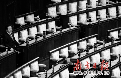16日，日本眾院解散,野田坐在空蕩的眾院會場。新華社發(fā)