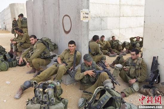 當地時間2012年11月17日，以色列與加沙邊界，以色列國防軍（IDF）傘兵大隊進行訓練，為在加沙地帶的軍事行動做準備。圖片來源：CFP視覺中國src=