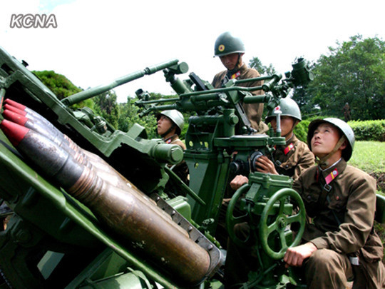 資料圖：當(dāng)?shù)貢r(shí)間2012年8月23日，朝中社公布了朝鮮士兵進(jìn)行強(qiáng)化戰(zhàn)斗訓(xùn)練的圖片。