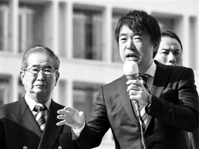 29日，日本著名極右翼分子石原慎太郎（左）和新生代右翼政客橋下徹在東京街頭演講拉票。