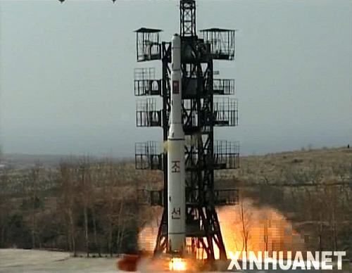 這張朝鮮中央通訊社2012年4月8日提供的照片顯示朝鮮4月5日發(fā)射“光明星2號”試驗通信衛(wèi)星的情景。新華社/朝中社src=