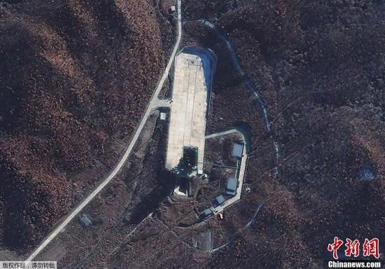 當(dāng)?shù)貢r間12月1日，朝鮮宇宙空間技術(shù)委員會發(fā)言人說，朝鮮將于本月10日至22日間發(fā)射衛(wèi)星。圖為國外媒體近日公布的俯瞰朝鮮衛(wèi)星發(fā)射場照片。