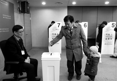 5日，北京，很多韓國人帶孩子來大使館投票。選民說，希望能夠從小培養(yǎng)孩子的權(quán)利意識。新京報(bào)記者 韓旭陽 攝