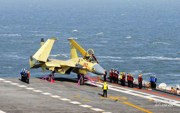 資料圖：殲-15成功完成遼寧艦起降試驗(yàn)。