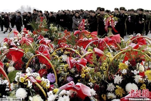 據(jù)朝中社報道，當?shù)貢r間12月16日，朝鮮人民軍官兵、各階層人民和青少年學生前往萬壽臺，為朝鮮已故領導人金日成和金正日銅像獻花。據(jù)悉，12月17日是朝鮮已故最高領導人金正日逝世一周年紀念日。
