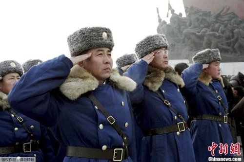 據(jù)朝中社報道，當(dāng)?shù)貢r間12月16日，朝鮮人民軍官兵、各階層人民和青少年學(xué)生前往萬壽臺，為朝鮮已故領(lǐng)導(dǎo)人金日成和金正日銅像獻花。據(jù)悉，12月17日是朝鮮已故最高領(lǐng)導(dǎo)人金正日逝世一周年紀(jì)念日。 