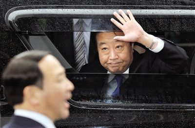 15日，東京，野田佳彥首相黯然揮手離開拉票現(xiàn)場(chǎng)，這似乎預(yù)示著民主黨在大選中的慘敗。16日，野田佳彥在敗選后宣布辭去民主黨黨首職位。