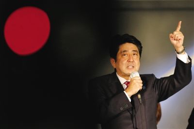 　　12月15日，日本自民黨總裁安倍晉三在東京街頭發(fā)表演講。當(dāng)日是競(jìng)選活動(dòng)最后一天，日本國民議會(huì)選舉于12月16日拉開帷幕。圖/新華社
