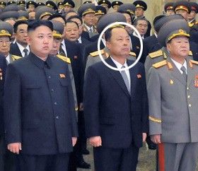 　12月17日在朝鮮平壤錦繡山太陽宮舉行的金正日逝世一周年悼念活動(dòng)中，被推測(cè)為朝鮮第二自然科學(xué)院院長(zhǎng)崔春植的人（右二圓圈內(nèi)）站在國防委員會(huì)第一委員長(zhǎng)金正恩旁邊。