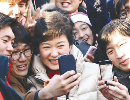 12月15日，樸槿惠與支持者們用手機(jī)合影。