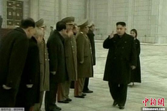 資料圖：當(dāng)?shù)貢r(shí)間12月17日，朝鮮平壤，金正恩攜夫人李雪主及黨政軍高層干部參謁錦繡山太陽宮，紀(jì)念金正日逝世一周年。
