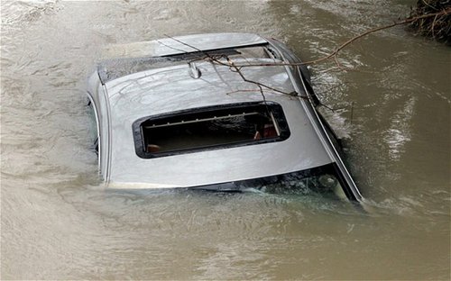 在英國(guó)艾克塞斯，一輛車被洪水淹沒(méi)。